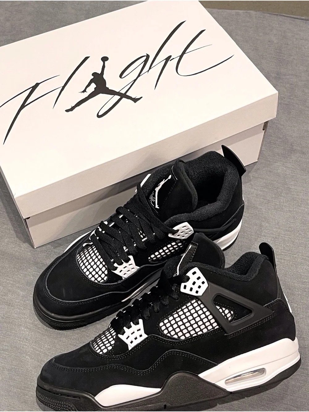 Air Jordan 4 Retro White Thunder.